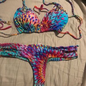 Luli Fama Bajo un Mismo Sol Set